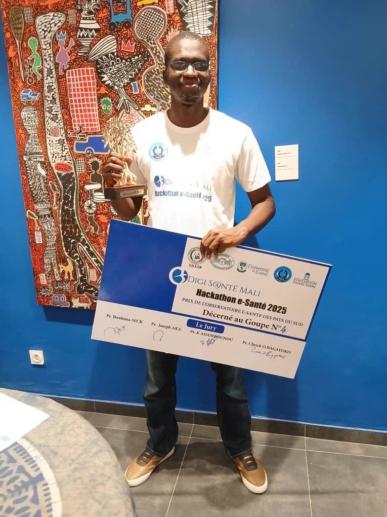 Cheikh Abdou Lahad Diagne avec le prix du Hackathon E-Santé 2025